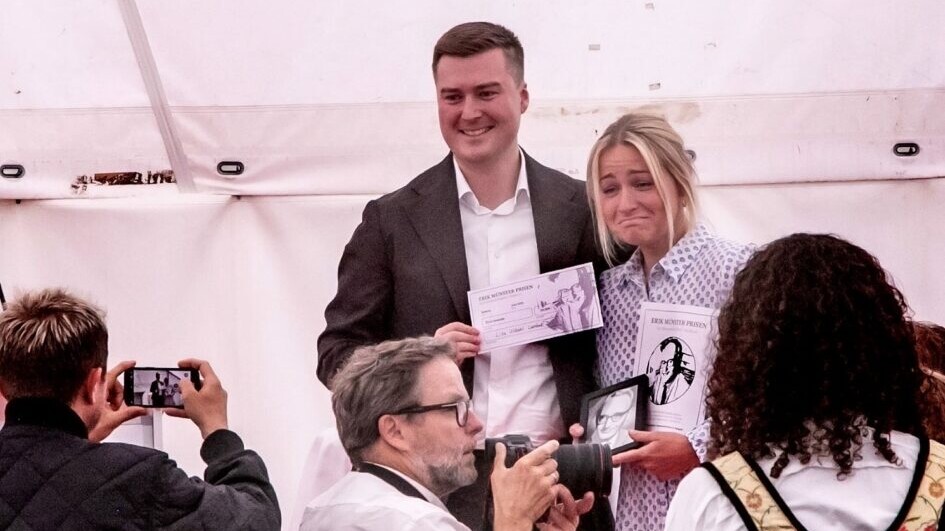 Tårerne fik frit løb, da Lisa Uldahl Lambek, blev kaldt op på podiet for at modtage Erik Münster-prisen og 20.000 kr. Foto: Johnny Tauman.