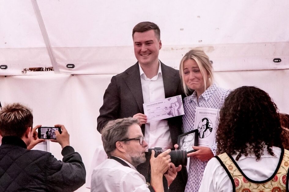 Tårerne fik frit løb, da Lisa Uldahl Lambek, blev kaldt op på podiet for at modtage Erik Münster-prisen og 20.000 kr. Foto: Johnny Tauman.