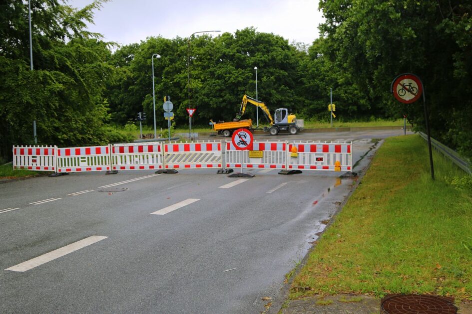 Vigtig trafikåre - Vester Gjesingvej sender biler over parkeringspladsen ved Esbjerg Storcenter. Foto: Johnny Tauman.