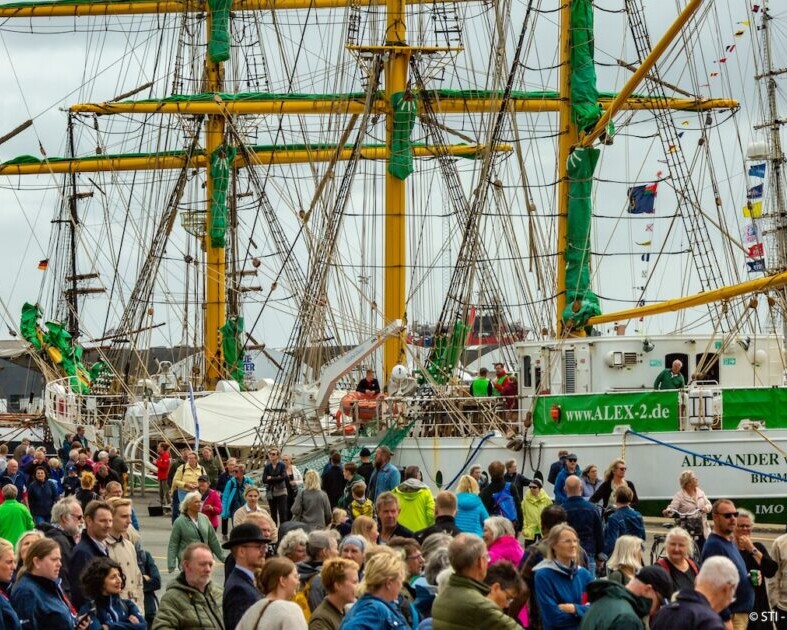 Der plejer at blive et menneskemylder uden lige på havnefronten. Foto: Sail Training International.