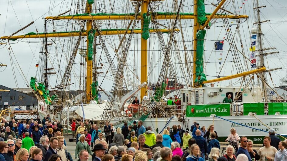 Der plejer at blive et menneskemylder uden lige på havnefronten. Foto: Sail Training International.