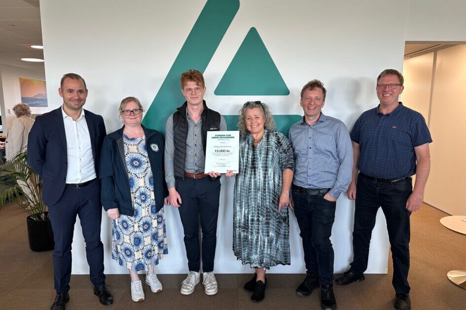 Repræsentanter fra Esbjerg Salsaforening, Michael Bitsch Jakobsen (tv), centerdirektør i Andelskassen i Esbjerg og Claus Brink (th), bestyrelsesmedlem i Fonden for Andelskasserne i område Syd. PR-foto.