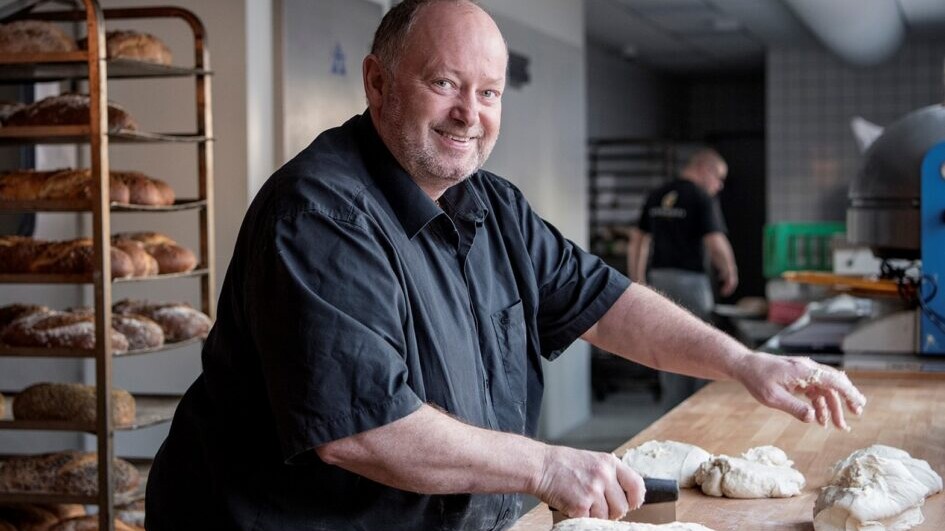 Bagermester Michael Mikkelsen har dejen klar. PR-foto.