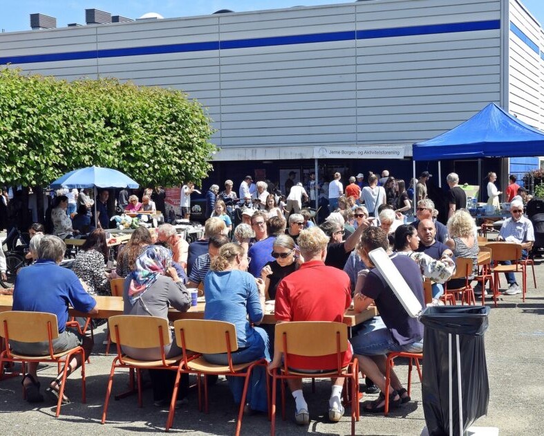 Mange hundrede deltog i Jernes bazardag 2025. Foto: Per Benny Paulsen.