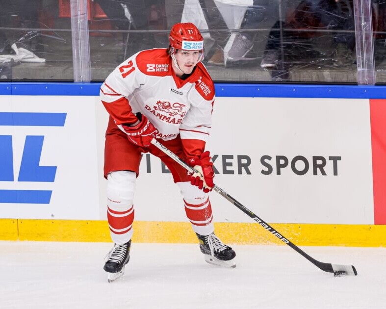 Lucas Andersen i landsholdstrøjen i 2022. Foto: Danmarks Ishockey Union.