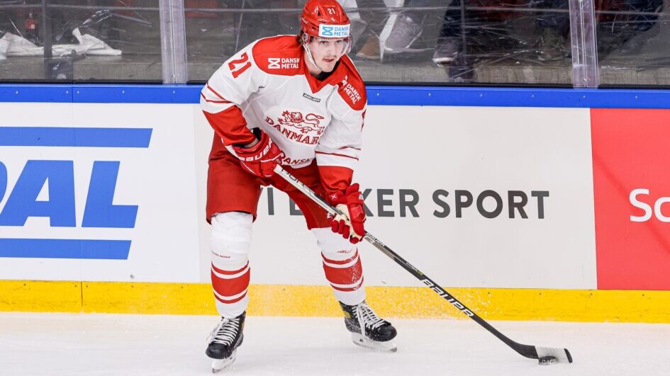 Lucas Andersen i landsholdstrøjen i 2022. Foto: Danmarks Ishockey Union.