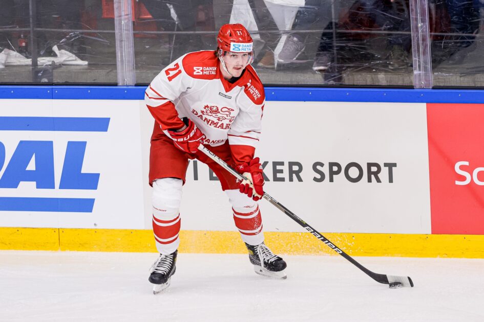 Lucas Andersen i landsholdstrøjen i 2022. Foto: Danmarks Ishockey Union.