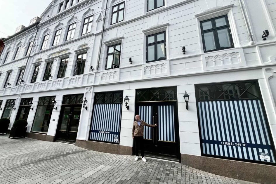 Mark Mikkelsen foran Kongensgade 70. PR-foto.