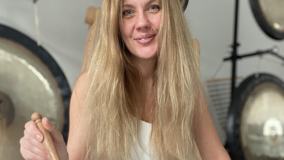 Kom og prøv et meditativt gongbad med Halle Malinah fra Klanghuset Esbjerg i tipien i Heerups Have under festugen. Privatfoto.