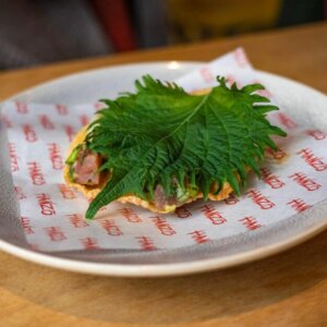 "Tastingen" på Moveat 2024 på Hanzō: Yellowfin tuna på friteret wonton med avocado, mango, shiso og wasabi. Foto: Fjodor Pedersen.