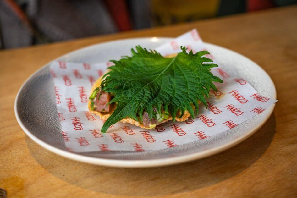 "Tastingen" på Moveat 2024 på Hanzō: Yellowfin tuna på friteret wonton med avocado, mango, shiso og wasabi. Foto: Fjodor Pedersen.