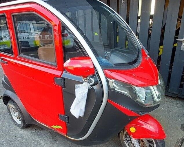 Den røde kabinescooter er fundet i Gjesing i februar. Foto: Syd- & Sønderjyllands Politi.