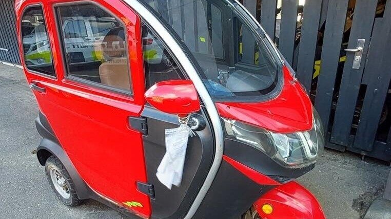 Den røde kabinescooter er fundet i Gjesing i februar. Foto: Syd- & Sønderjyllands Politi.