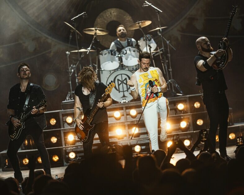 Inden fredagen kulminerer et festfyrværkeri, spiller Queen Machine til The Tall Ships Races.