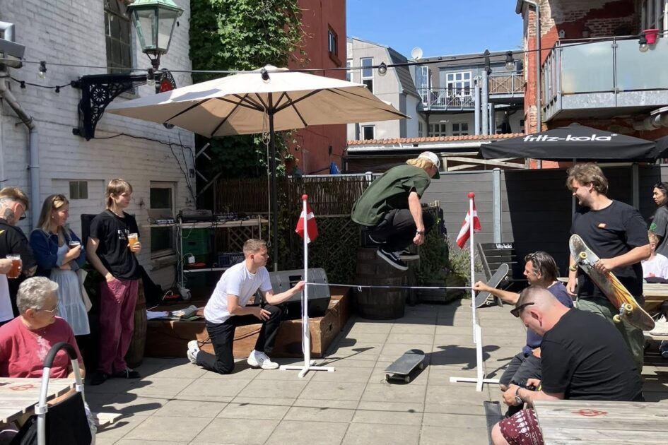 Det hele foregik i gårdhaven hos Esbjerg Bryghus, som havde lagt hus og haner til en dag i ægte S.M.Ø.K.-ånd: Skate, Musik, Øl og Kunst. Foto: ESF.