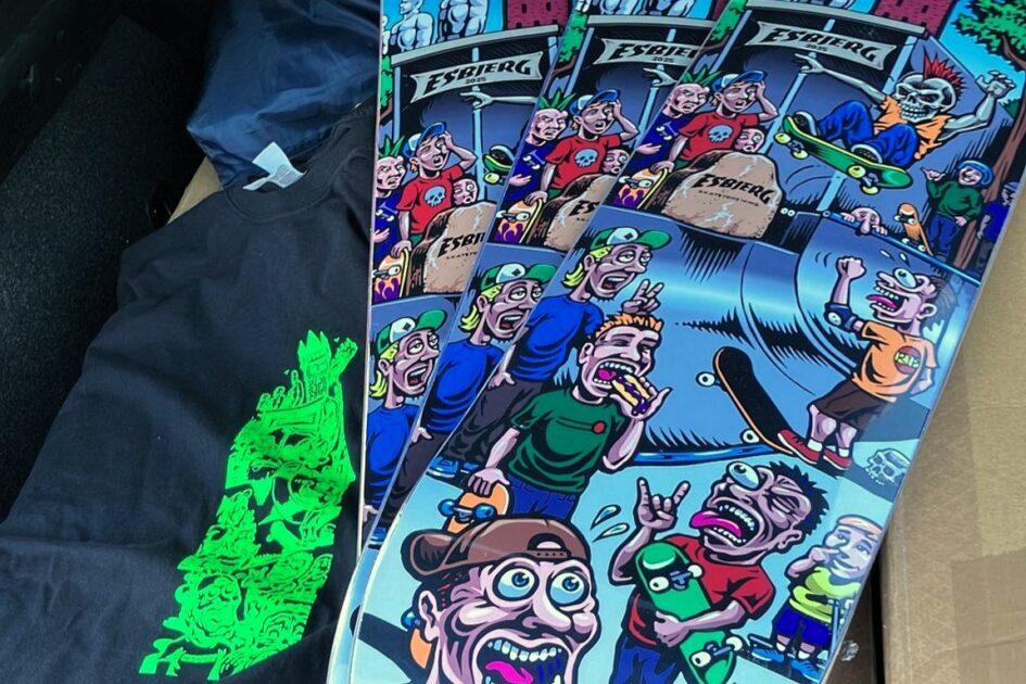 Det nye ESF-board er en farverig hyldest til lokalmiljøet med detaljer fra Esbjergs skatekultur, udsmykket i Jimbo Phillips’ velkendte eksplosive stil. Kunstneren, der er søn af legendariske Jim Phillips (manden bag det ikoniske Screaming Hand-design), har med sit værk forenet Vestkyst og West Coast. Foto: ESF.