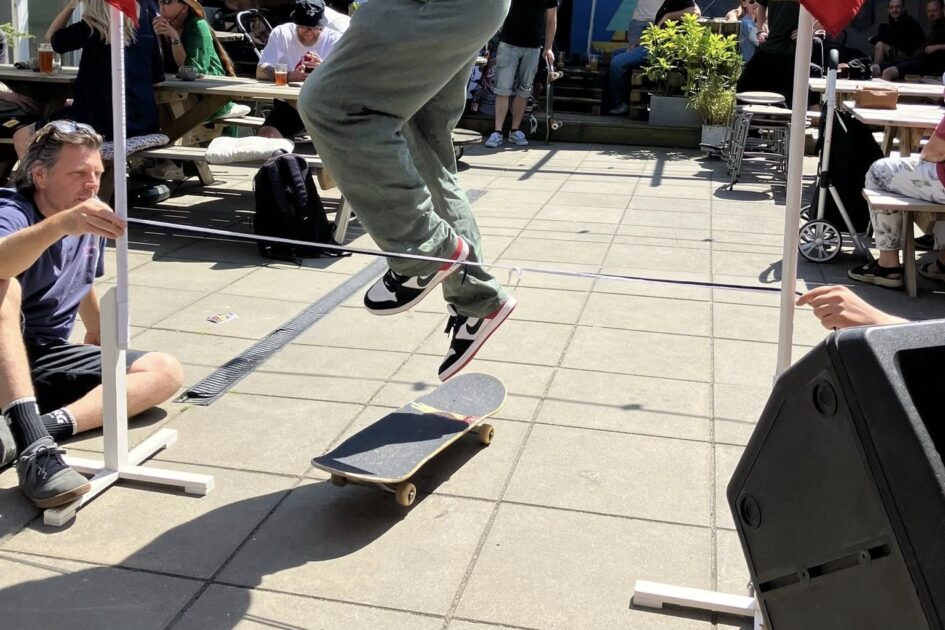 En skatekonkurrence satte gang i stemningen, hvor deltagerne konkurrerede i højdespring over line – under kyndig opmærksomhed fra publikum og præmiesponsor Esbjerg Hardcore Crew. Prisen for "højeste hippie" blev leveret med smil og dåseøl. Foto: ESF.