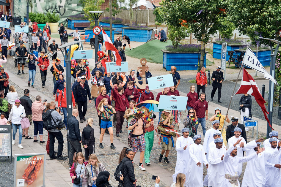 Torsdag den 7. august præger fest og farver Kongensgade, når Crew Parade går gennem byen.