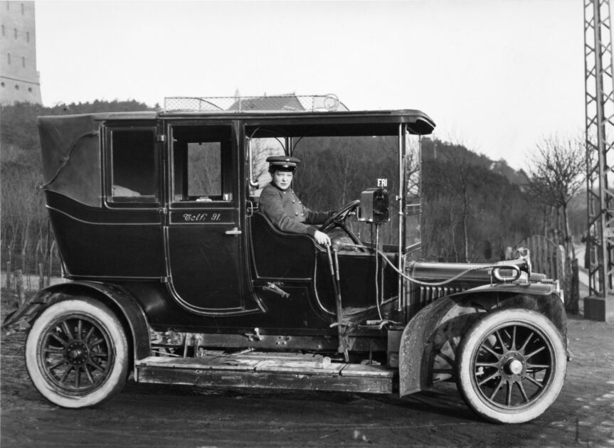 Mary Hundstrup, som var Esbjergs første kvindelige taxachauffør, i sin taxa. Foto: Esbjerg Byhistoriske Arkiv.