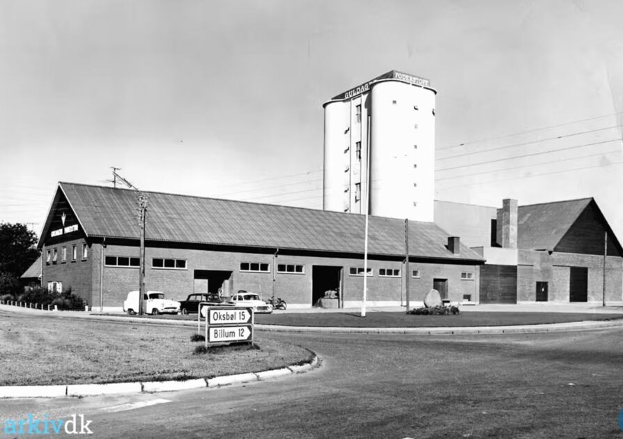Guldager Foderstofforening anno 1960’erne: Dengang summede bygningerne af aktivitet med korn, kraftfoder og landbrug. I dag huser de loppeguld og antikviteter.