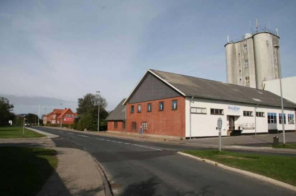 Fra heste til habengut: I 00’erne husede bygningen specialbutikken Hest og Rytter – i dag er der lopper i lange baner. Foto: Johnny Tauman.
