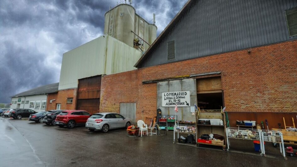 En regnvåd loppeoplevelse: Loppemarkedets hovedindgang i den gamle foderstofbygning, som stadig tiltrækker besøgende i al slags vejr. Foto: Johnny Tauman.