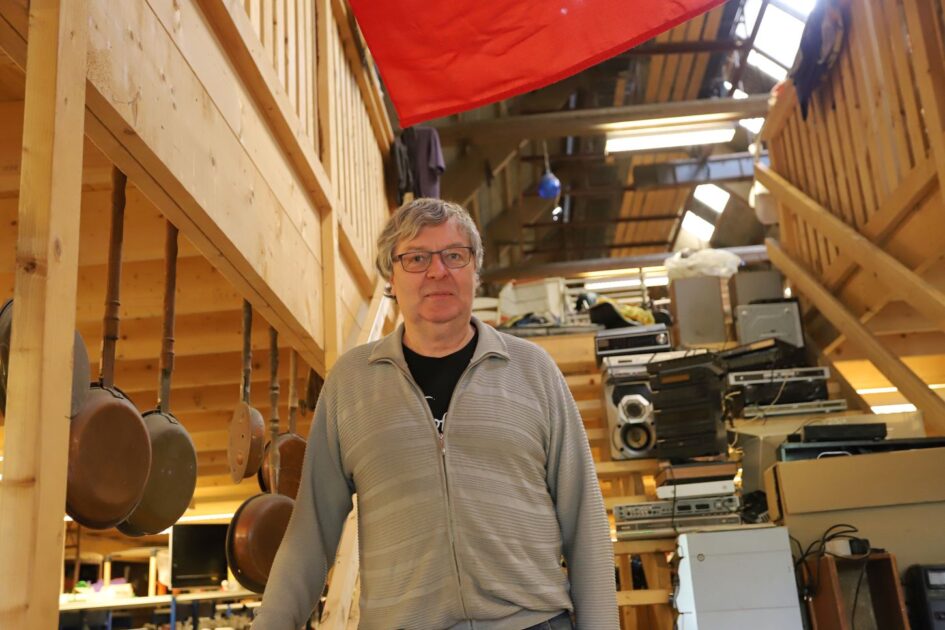 Elektronisk nostalgi: Ved trappen op til første sal finder man bl.a. gamle musikanlæg, computere og klassisk køkkengrej. Foto: Johnny Tauman.