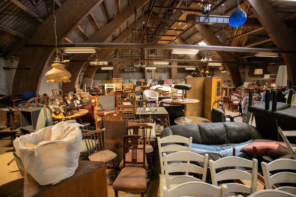 Møbler i lange baner: Øverste sal i den gamle foderstofbygning byder på alt fra lænestole til lampeskærme – og lidt til. Foto: Johnny Tauman.