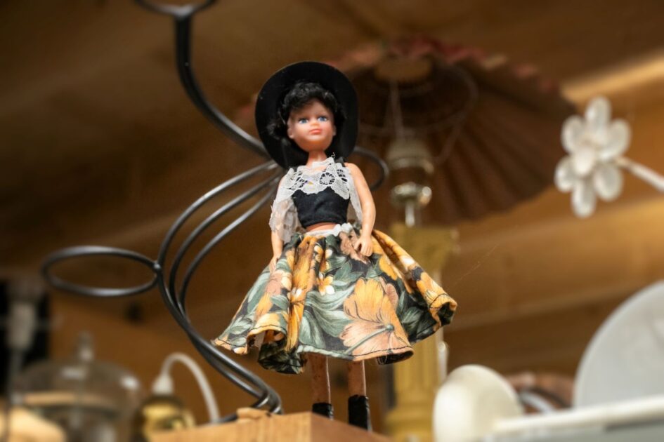 Detaljer fra samlingen: En dukke i farverig kjole og sort hat kigger ned fra sin plads blandt mange andre kuriositeter. Foto: Johnny Tauman.