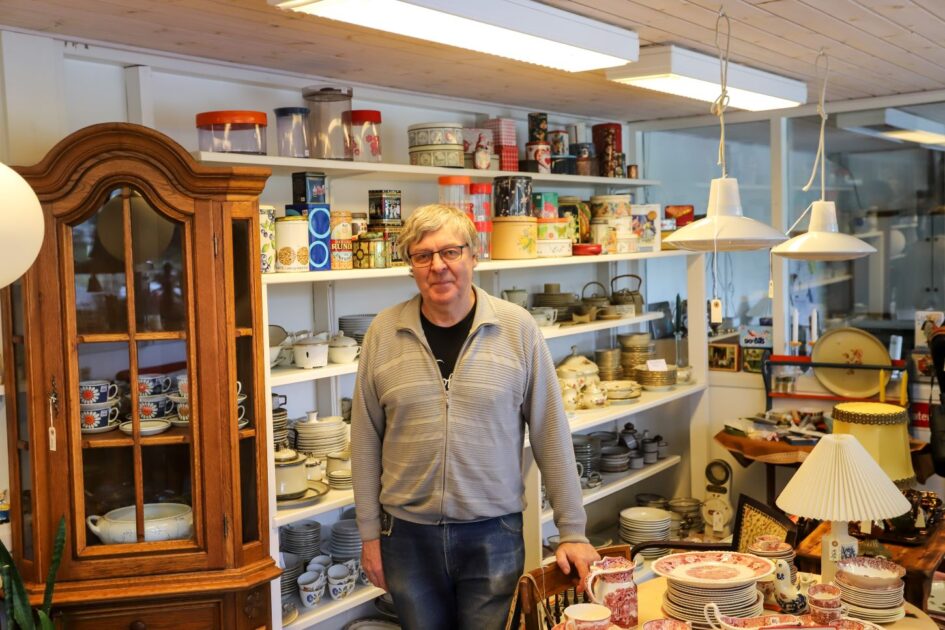 Johannes og porcelænet: Johannes Fromberg Hansen foran nogle af de mange genbrugsskatte i den tilstødende antikbutik. Foto: Johnny Tauman.