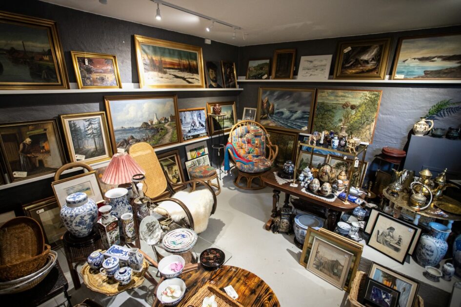 Kunst og kuriosa: Antikbutikken rummer udstillinger med malerier, møbler og fine detaljer – udvalgt med respekt og sans for æstetik. Foto: Johnny Tauman.