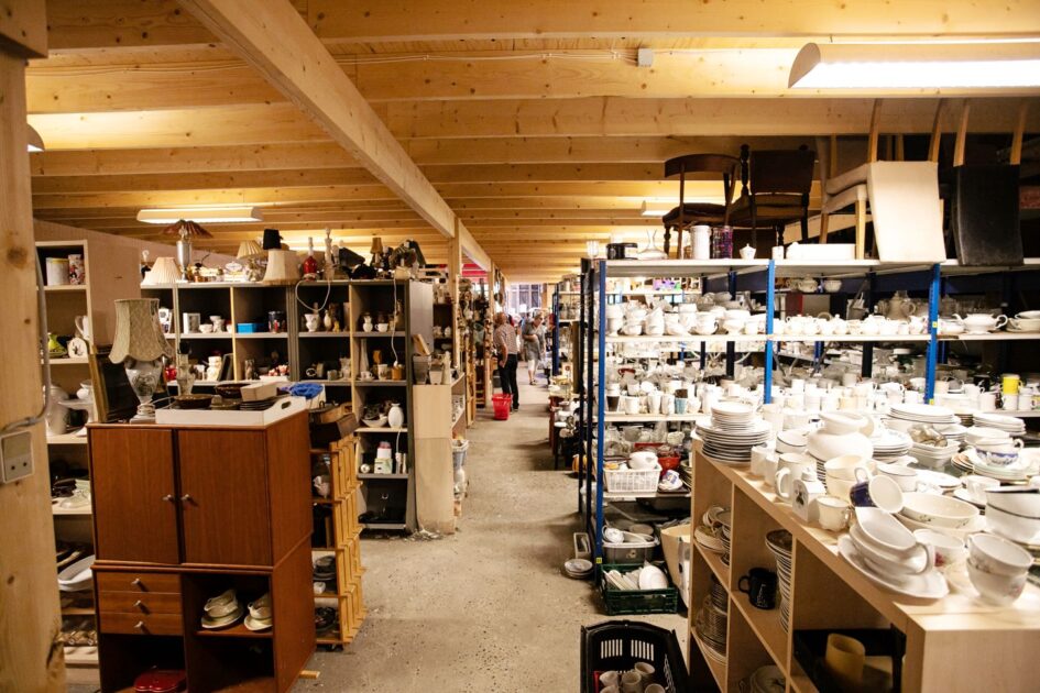 En labyrint af lopper: De to etager i Guldager Loppemarked er tæt pakket med varer – fra tallerkener og kaffestel til lamper og retro-møbler. Foto: Johnny Tauman.
