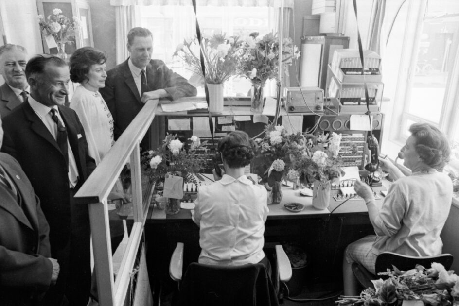Esbjerg Taxa på deres 50-års dag. Ved disken ses direktøren ved København Taxa, Werner Olsen, Kredsformand Therkelsen og Helge Outzen fra Esbjerg Taxa. Siddende fru Vera Black og Edith Petersen. *** Local Caption *** Vestjysk Aktuelt 02.07.1965.