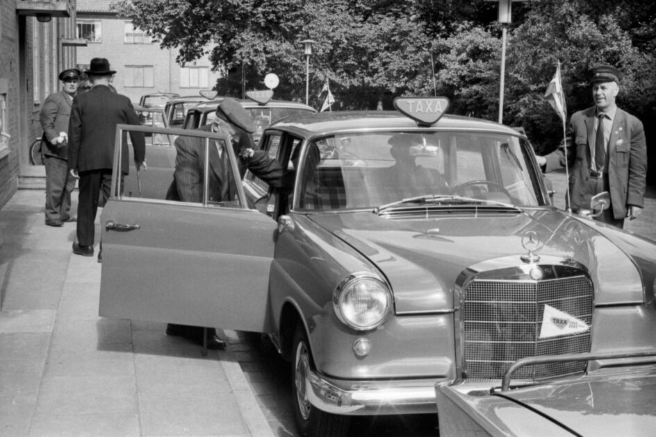 Esbjerg Taxa fejrede 50-års dag bl.a. ved at give beboerne på De gamles Hjem en tur rundt i Esbjerg. *** Local Caption *** Vestjysk Aktuelt 02.07.1965.