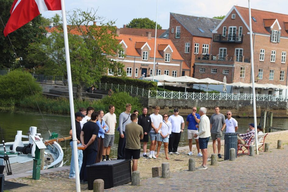 Flere nye ansigter er kommet til REHH – her nyder nogle af dem ved Skibbroen i Ribe. Foto: Johnny Tauman.
