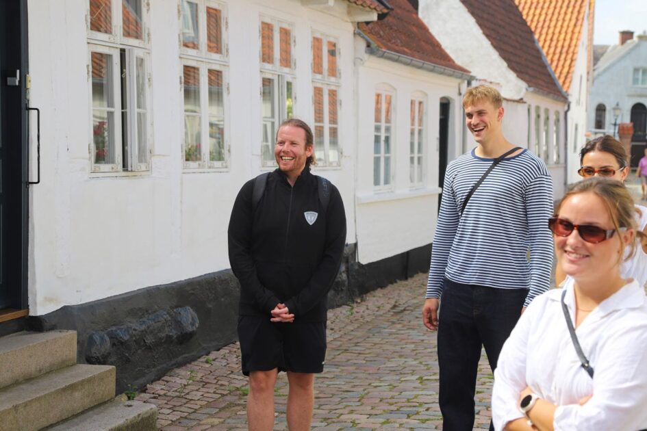 Lars Lundgaard viste, hvordan man i gamle dage kom op på hesten – til stor morskab for spillerne. Foto: Johnny Tauman.