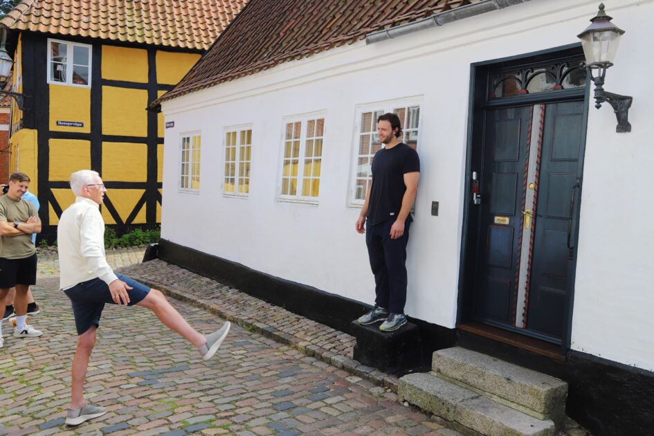 En sjov detalje: Den gamle sten i gaden blev brugt til at komme op på hesten – nu blev den brugt til en lille opvisning. Foto: Johnny Tauman.