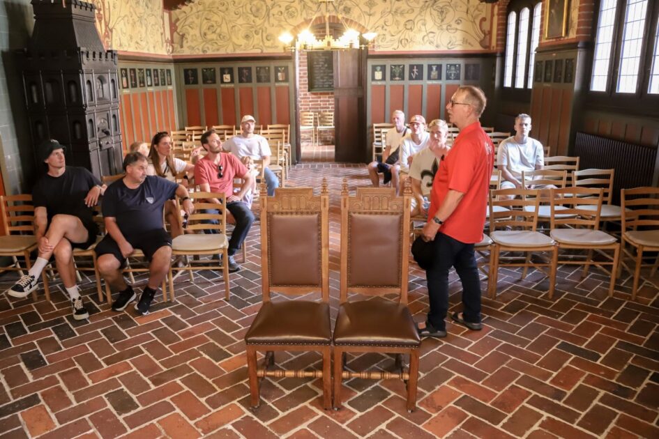 Inde i det gamle rådhus i Ribe blev REHH’s spillere introduceret for byens stolte historie og arkitektur. Foto: Johnny Tauman.