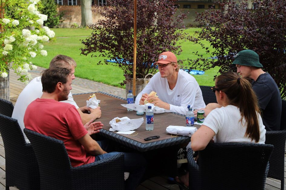 Dagen blev rundet af med sandwich og samvær i Rasmus Lynddahls have, hvor strategien frem mod 2030 blev præsenteret. Foto: Johnny Tauman.