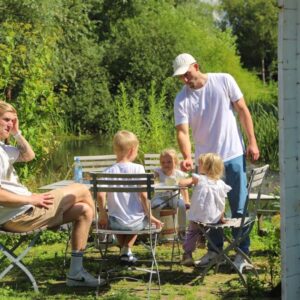Spillerne havde selskab af både børn og familier, da REHH indledte byturen med afslappet stemning og saftevand i haven ved Johanne Dan.