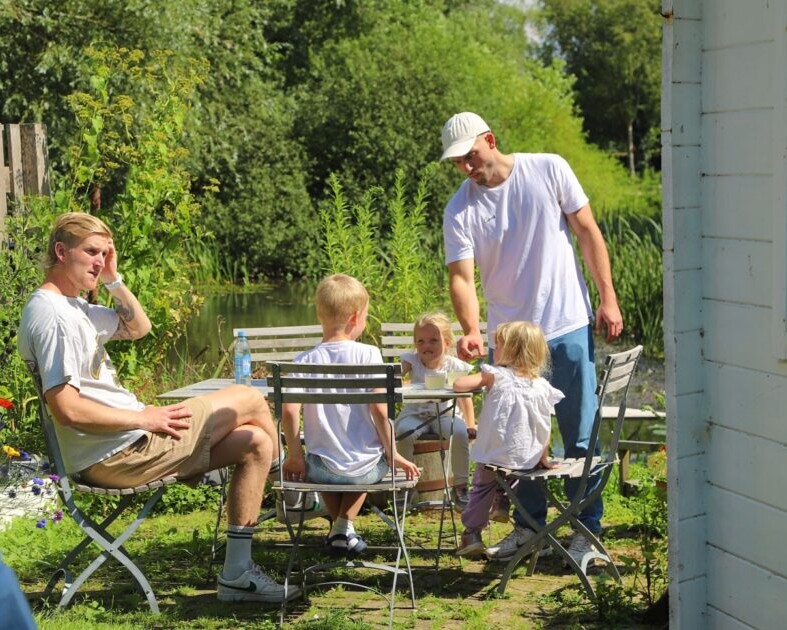 Spillerne havde selskab af både børn og familier, da REHH indledte byturen med afslappet stemning og saftevand i haven ved Johanne Dan.