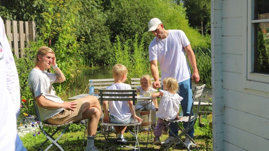 Spillerne havde selskab af både børn og familier, da REHH indledte byturen med afslappet stemning og saftevand i haven ved Johanne Dan.