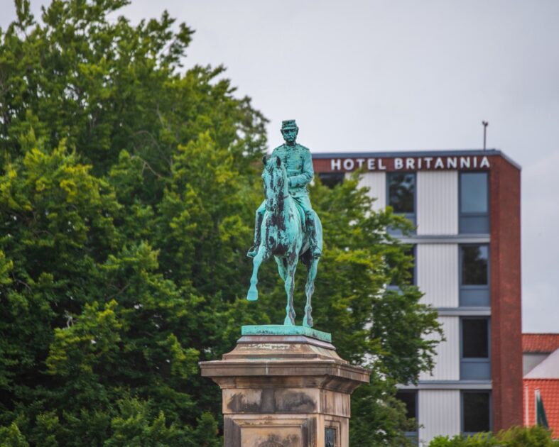 Chr. IX-statuen på Torvet i Esbjerg. Til hests. Foto: Łukasz Kordula.