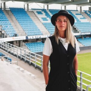 34-årige Irene Kubel Madsen er ny stadionservicechef, og hun skal være med til at optimere og effektivisere aktiviteterne på Blue Water Arena, så EfB’s fans får en endnu bedre oplevelse til hjemmekampene. Foto: EfB.