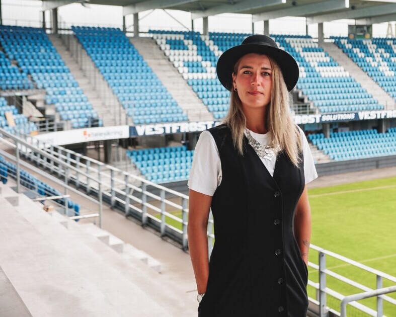 34-årige Irene Kubel Madsen er ny stadionservicechef, og hun skal være med til at optimere og effektivisere aktiviteterne på Blue Water Arena, så EfB’s fans får en endnu bedre oplevelse til hjemmekampene. Foto: EfB.
