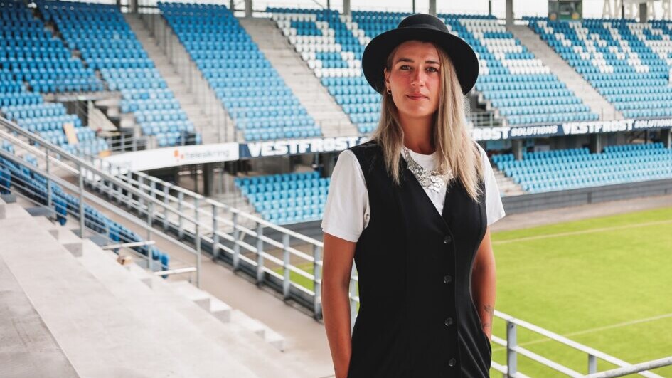 34-årige Irene Kubel Madsen er ny stadionservicechef, og hun skal være med til at optimere og effektivisere aktiviteterne på Blue Water Arena, så EfB’s fans får en endnu bedre oplevelse til hjemmekampene. Foto: EfB.