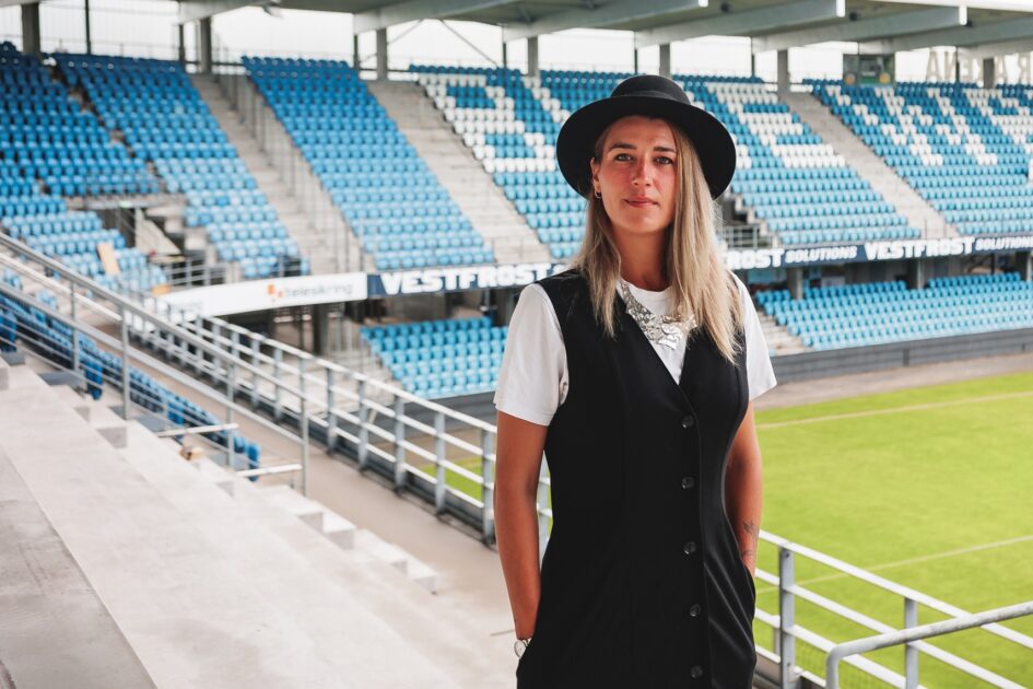 34-årige Irene Kubel Madsen er ny stadionservicechef, og hun skal være med til at optimere og effektivisere aktiviteterne på Blue Water Arena, så EfB’s fans får en endnu bedre oplevelse til hjemmekampene. Foto: EfB.