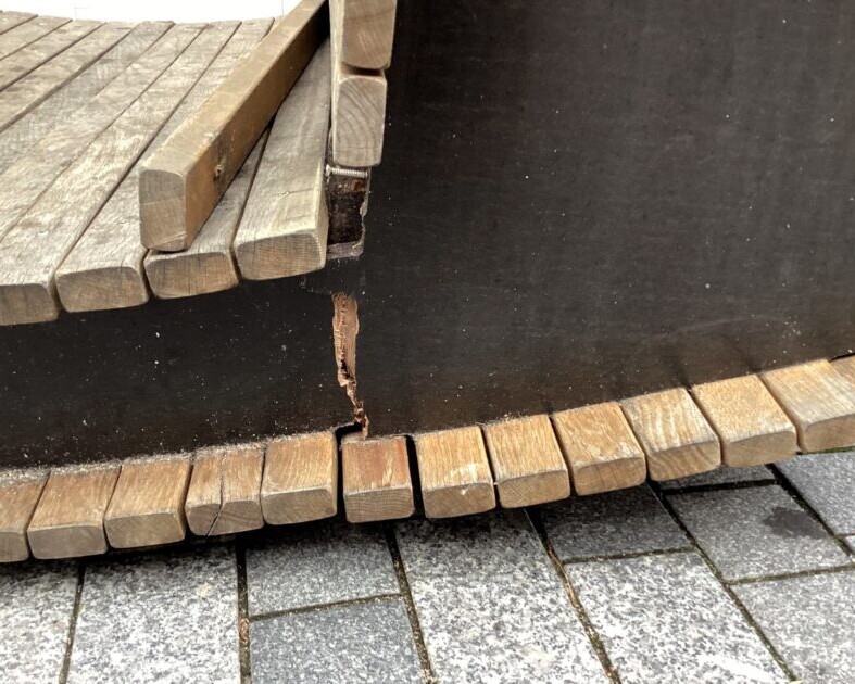 Populær vippebænk ødelagt i Kongensgade: - Det er virkelig ærgerligt og trist. Foto: Esbjerg City.