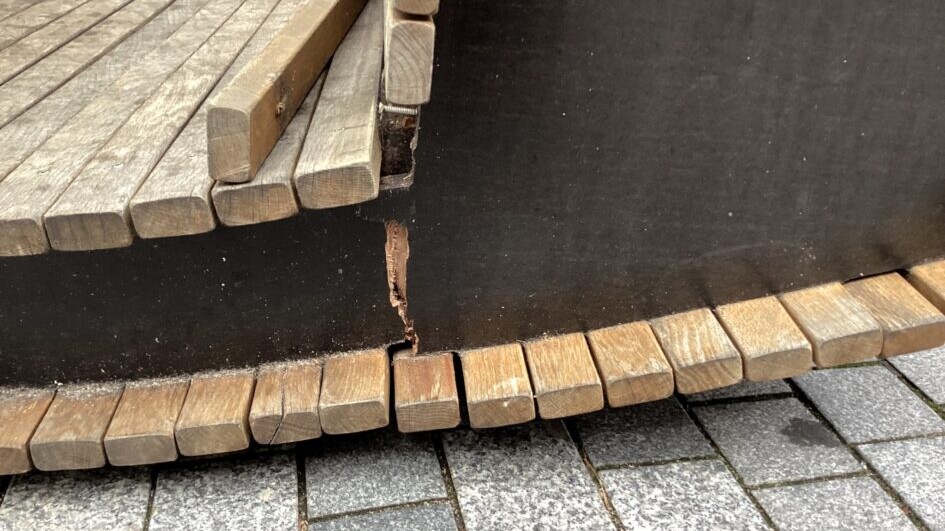 Populær vippebænk ødelagt i Kongensgade: - Det er virkelig ærgerligt og trist. Foto: Esbjerg City.