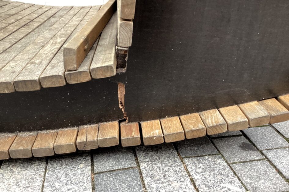 Populær vippebænk ødelagt i Kongensgade: - Det er virkelig ærgerligt og trist. Foto: Esbjerg City.